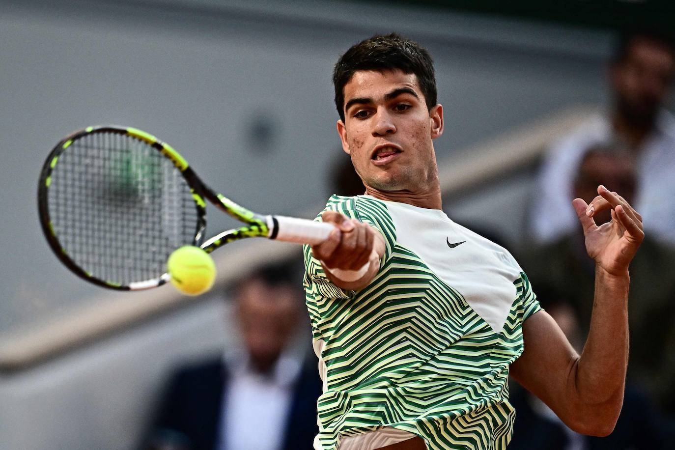 Alcaraz destroza a Tsitsipas en los cuartos de final de Roland Garros