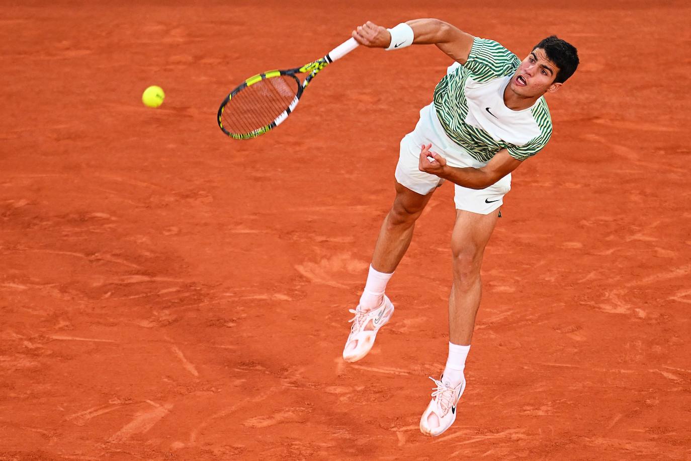 Alcaraz destroza a Tsitsipas en los cuartos de final de Roland Garros