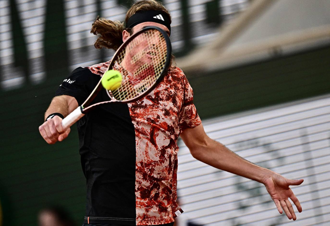 Alcaraz destroza a Tsitsipas en los cuartos de final de Roland Garros