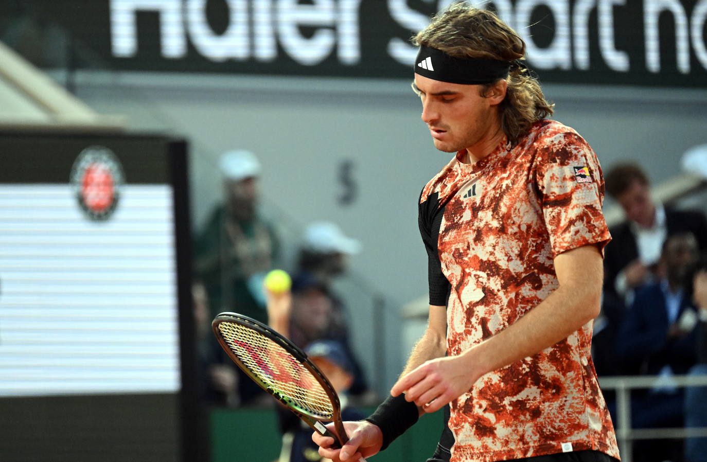 Alcaraz destroza a Tsitsipas en los cuartos de final de Roland Garros