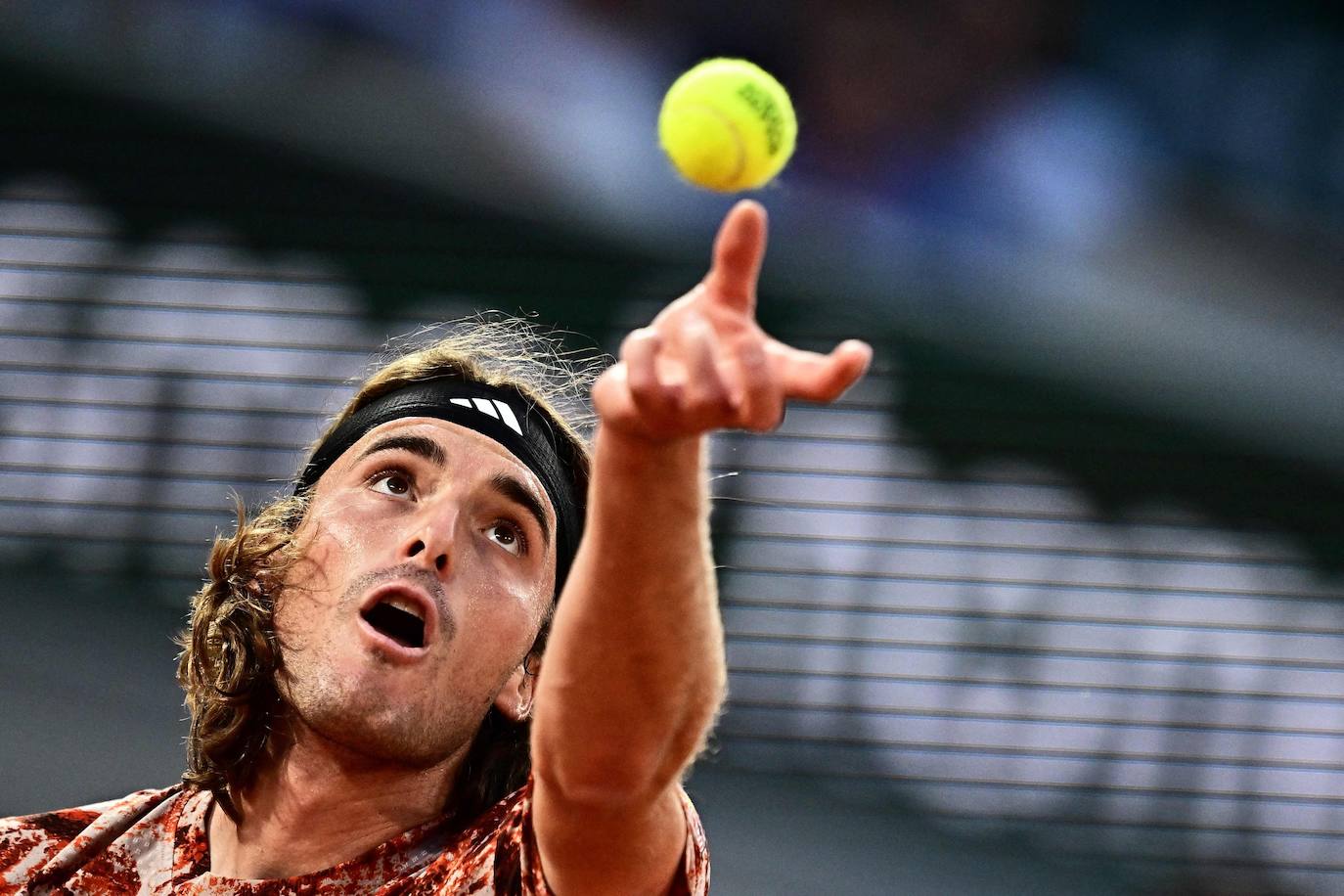 Alcaraz destroza a Tsitsipas en los cuartos de final de Roland Garros