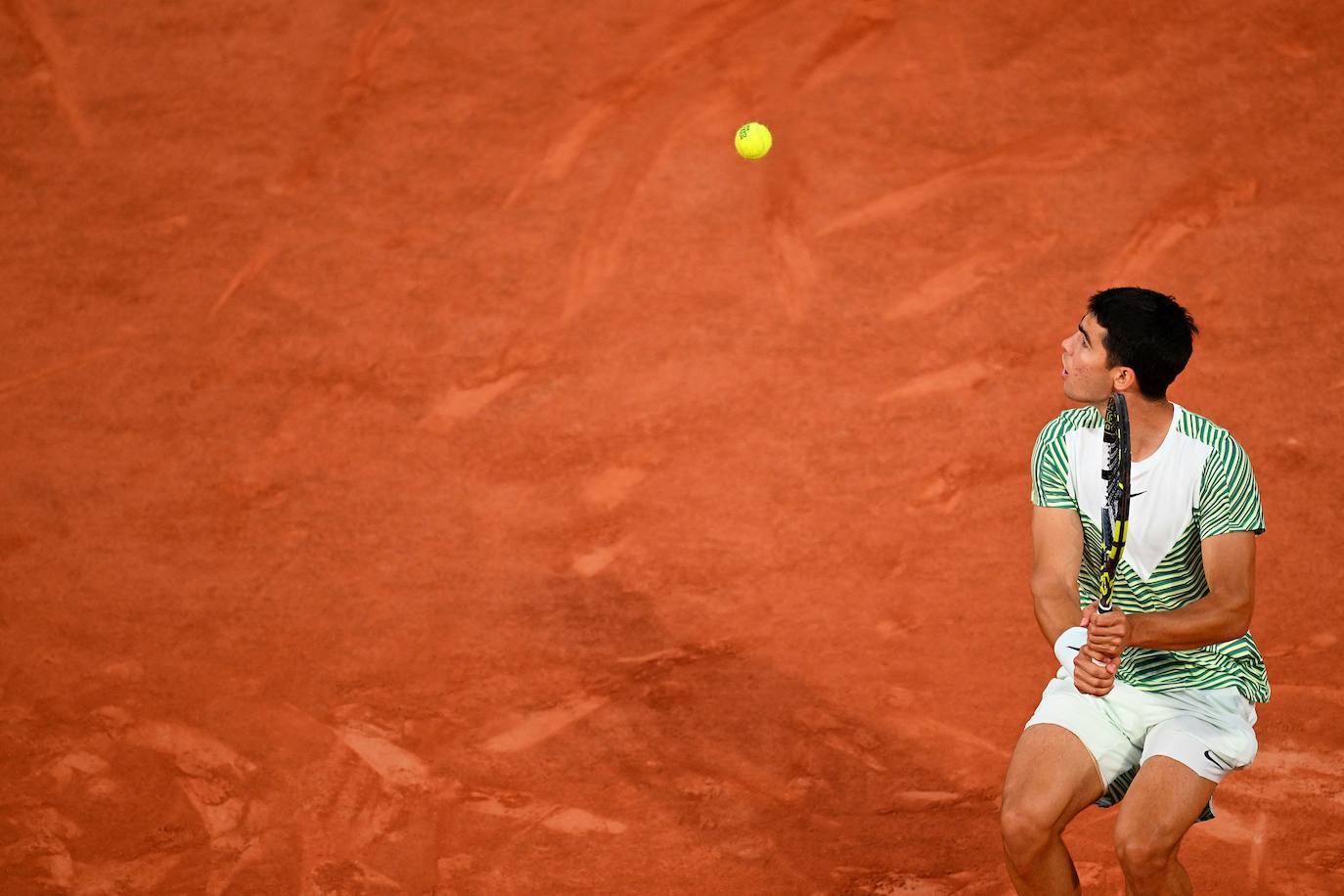 Alcaraz destroza a Tsitsipas en los cuartos de final de Roland Garros