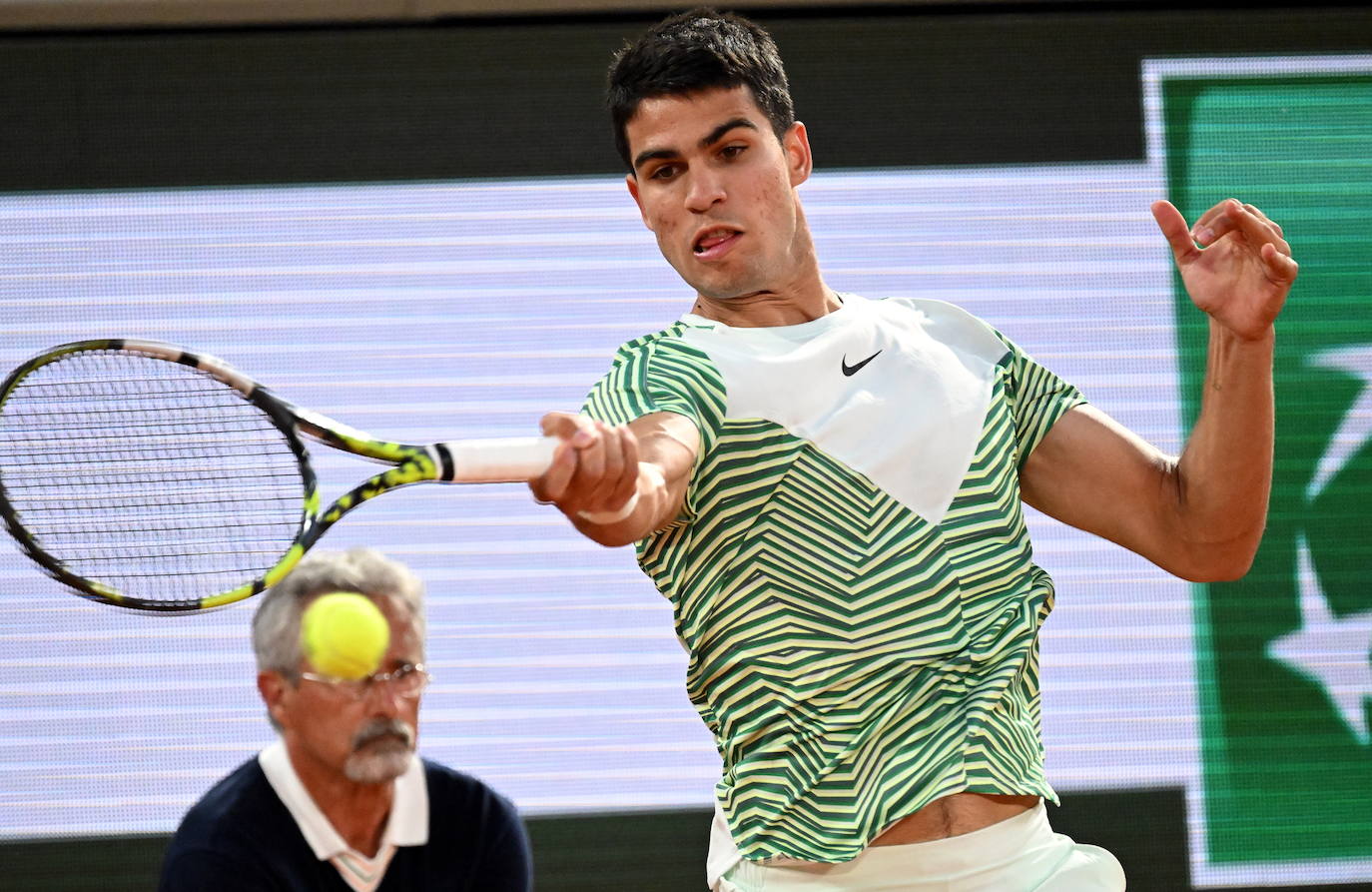 Alcaraz destroza a Tsitsipas en los cuartos de final de Roland Garros