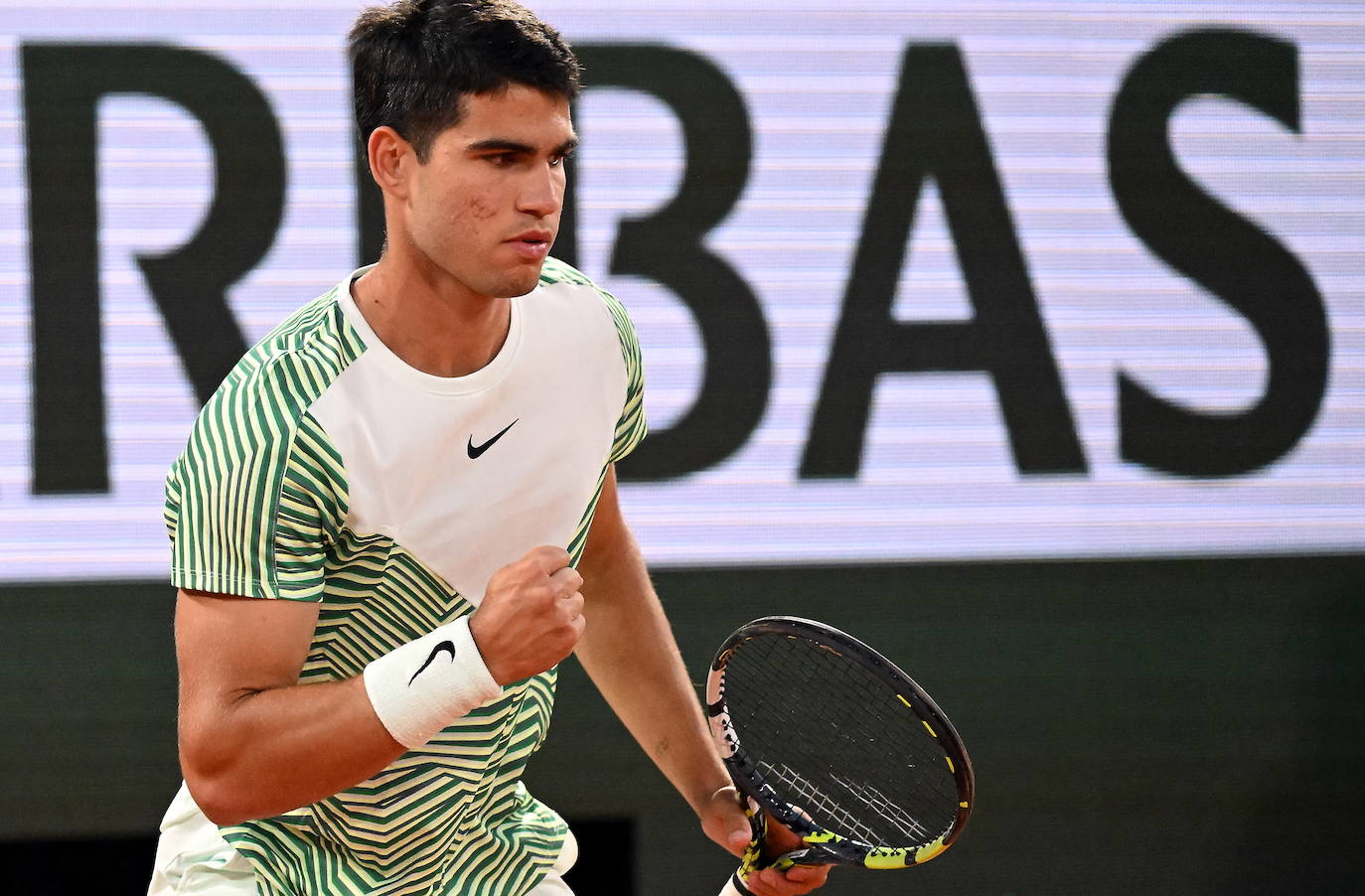 Alcaraz destroza a Tsitsipas en los cuartos de final de Roland Garros