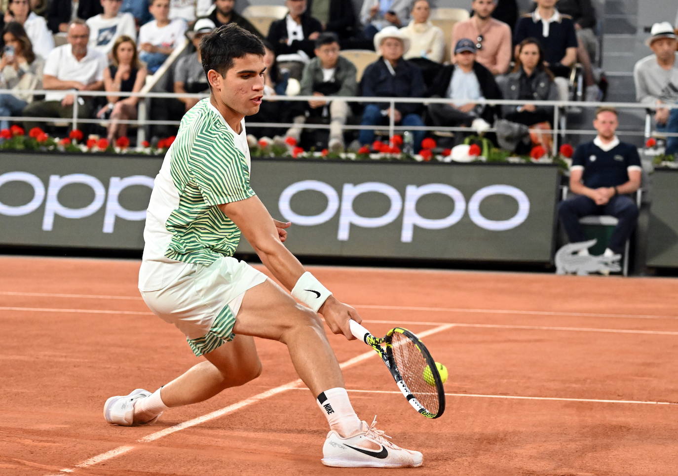 Alcaraz destroza a Tsitsipas en los cuartos de final de Roland Garros