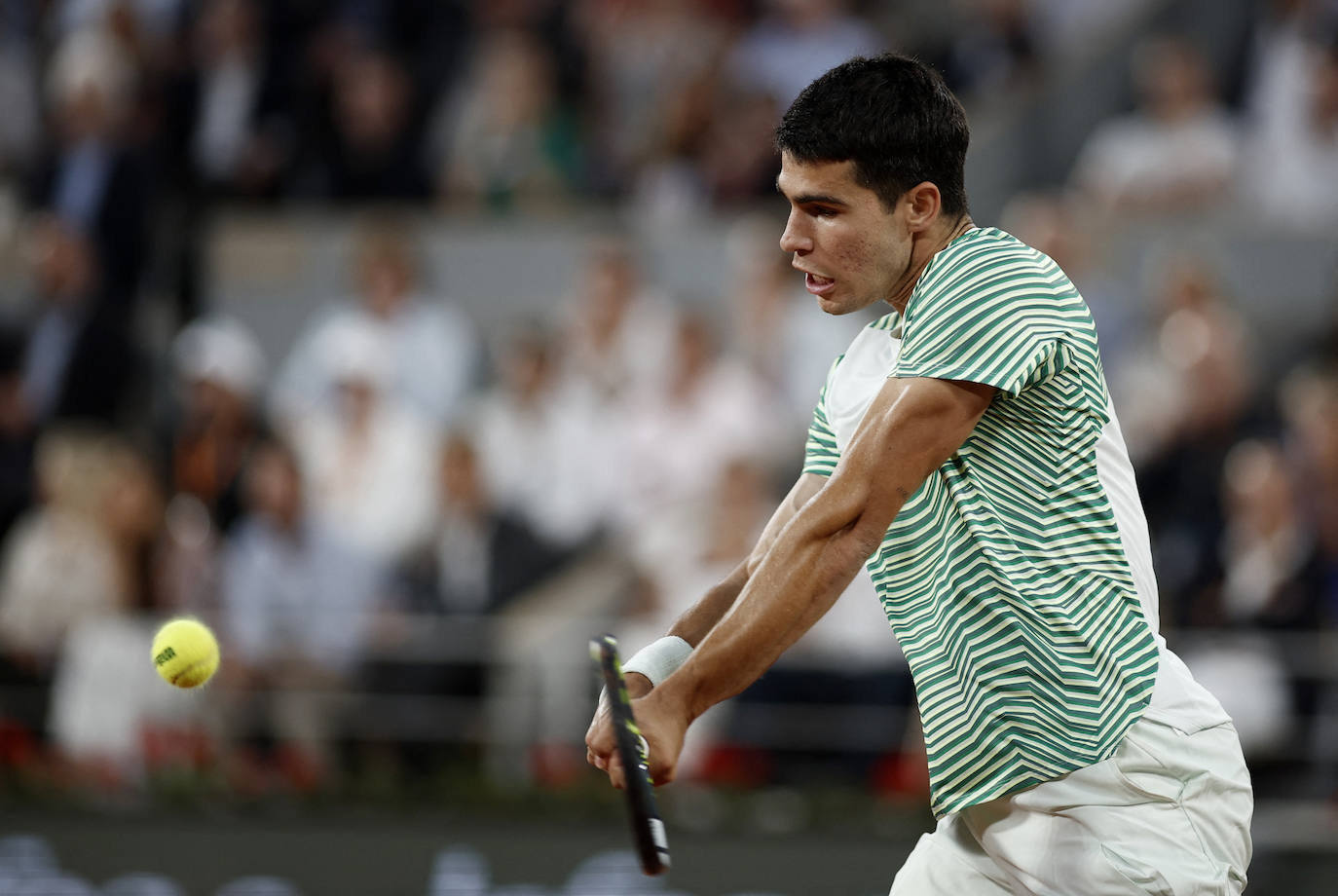 Alcaraz destroza a Tsitsipas en los cuartos de final de Roland Garros