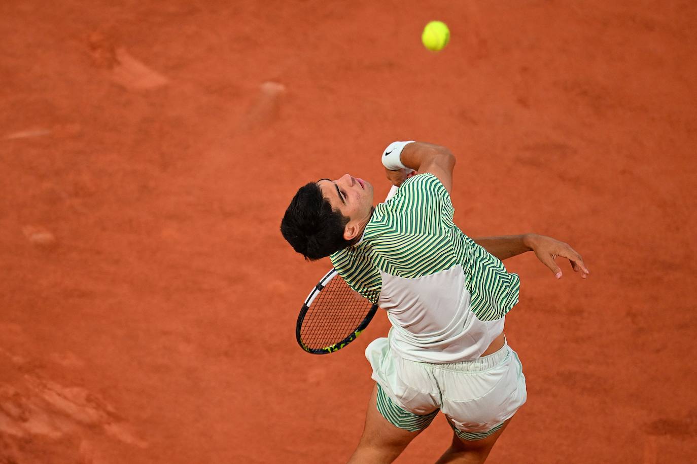 Alcaraz destroza a Tsitsipas en los cuartos de final de Roland Garros