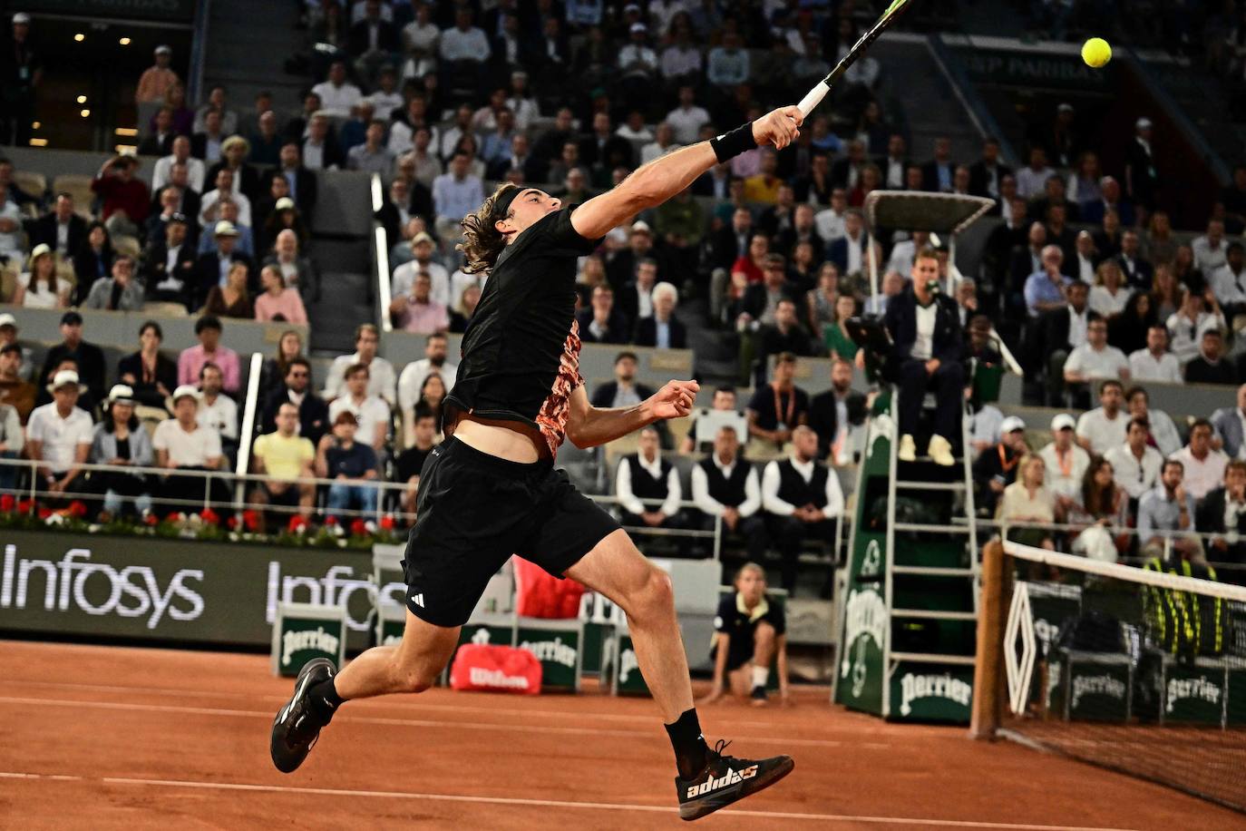 Alcaraz destroza a Tsitsipas en los cuartos de final de Roland Garros