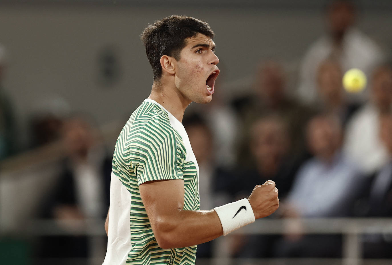 Alcaraz destroza a Tsitsipas en los cuartos de final de Roland Garros