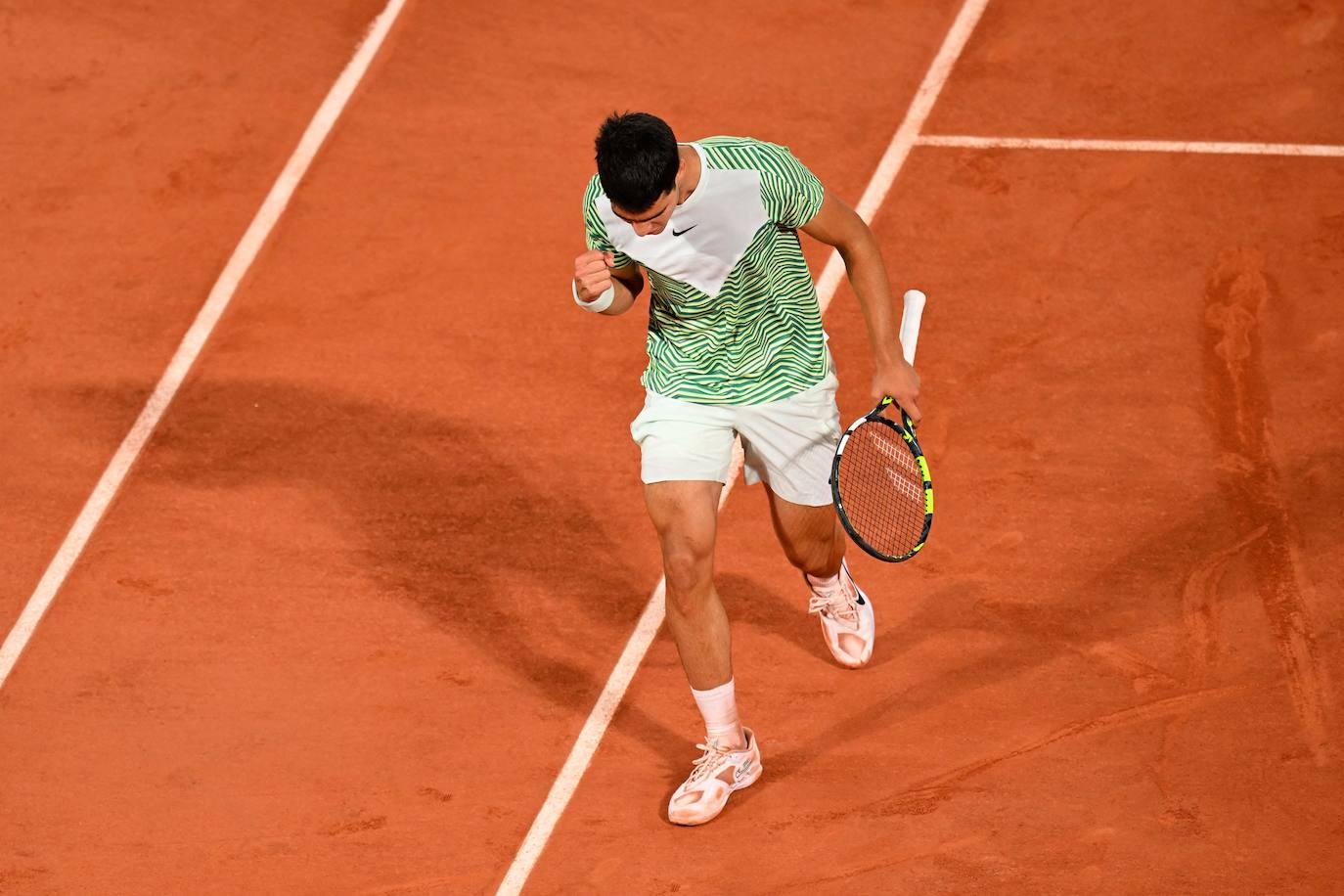 Alcaraz destroza a Tsitsipas en los cuartos de final de Roland Garros