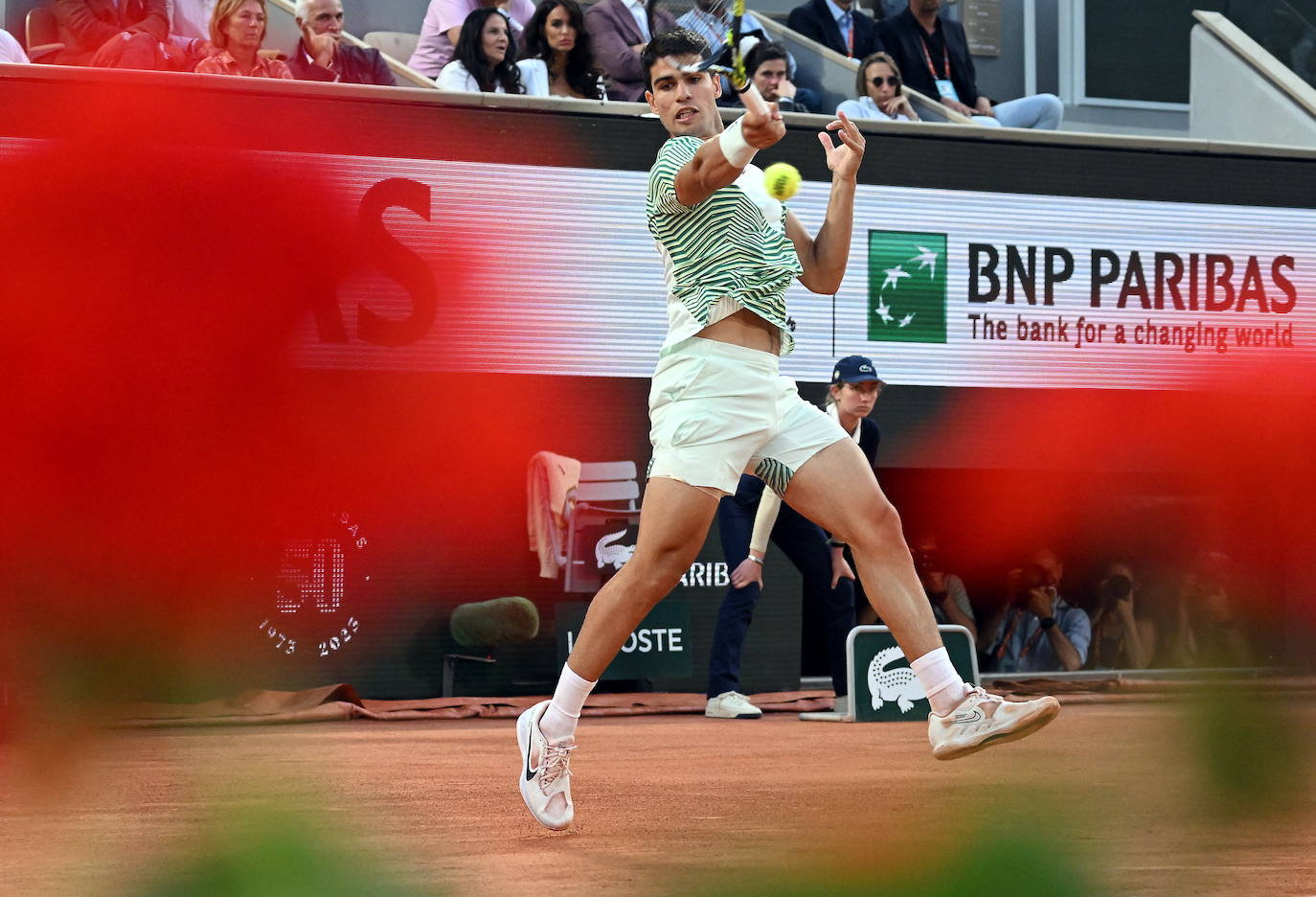 Alcaraz destroza a Tsitsipas en los cuartos de final de Roland Garros