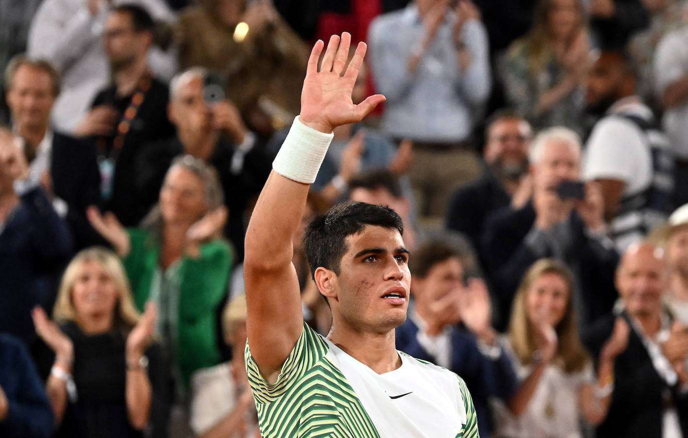 Alcaraz destroza a Tsitsipas en los cuartos de final de Roland Garros