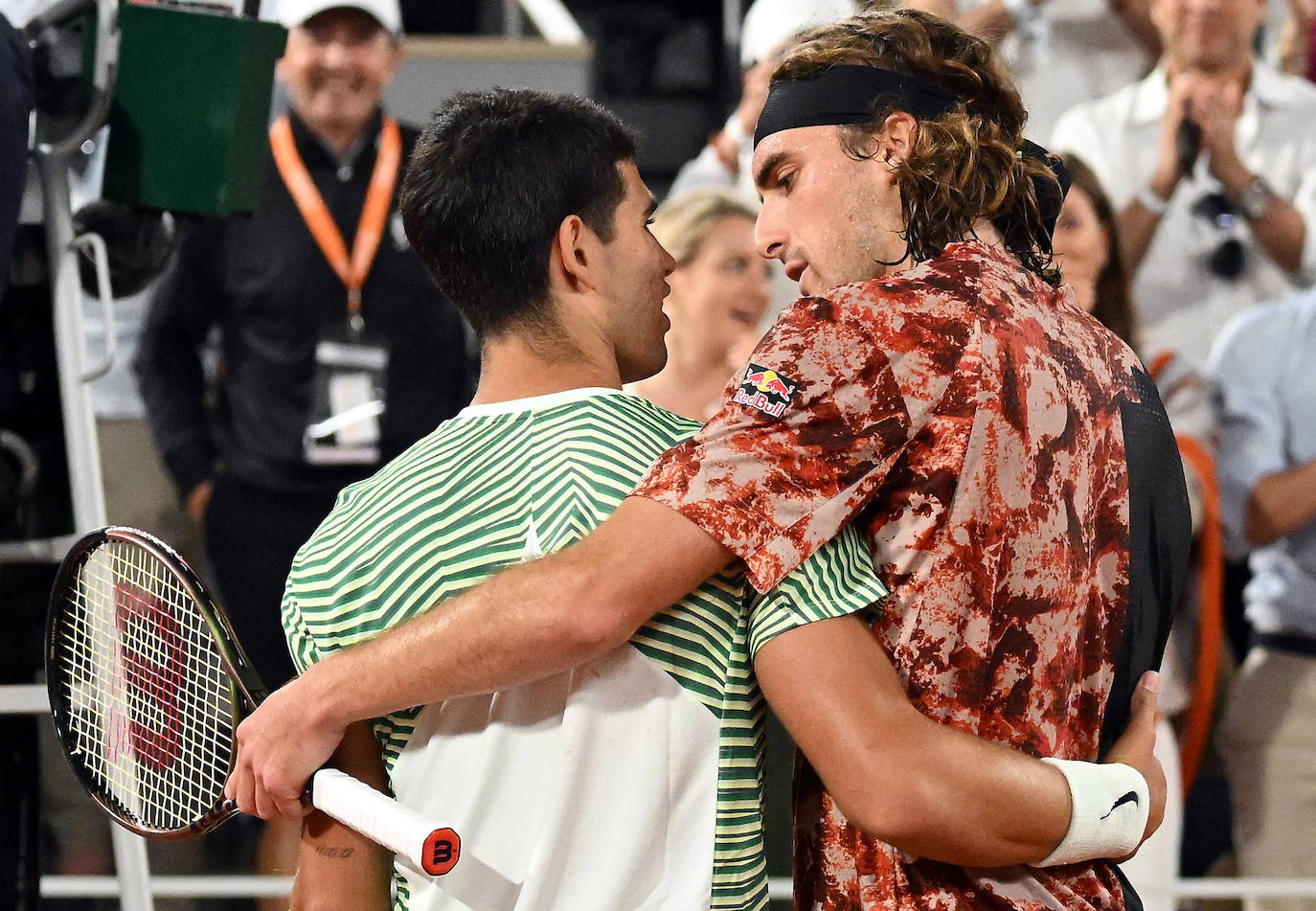 Alcaraz destroza a Tsitsipas en los cuartos de final de Roland Garros