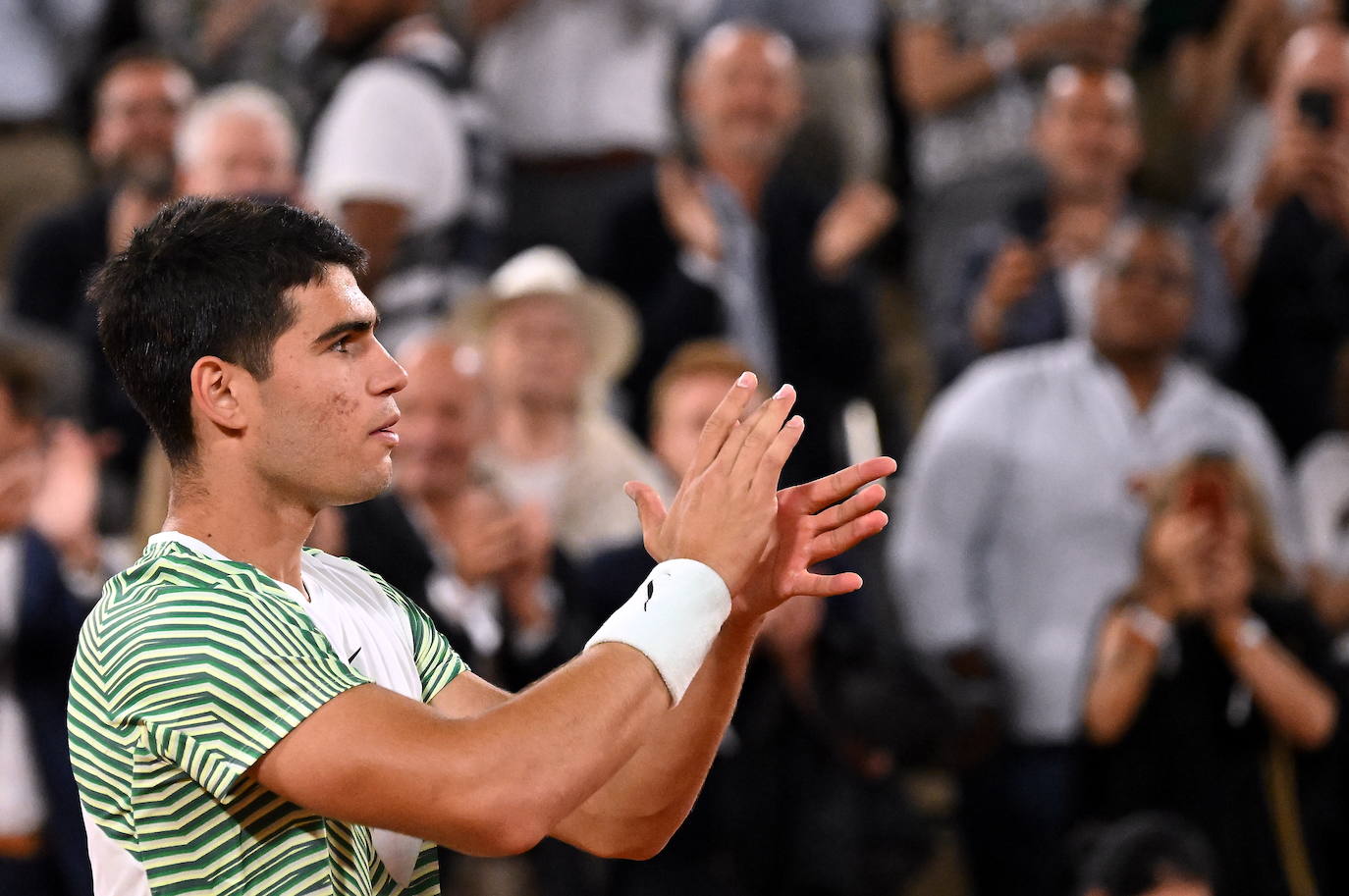 Alcaraz destroza a Tsitsipas en los cuartos de final de Roland Garros