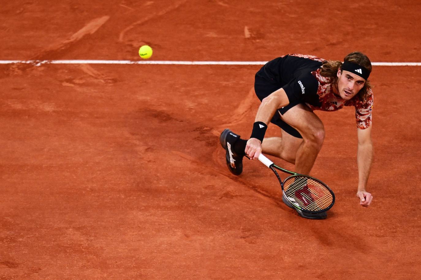 Alcaraz destroza a Tsitsipas en los cuartos de final de Roland Garros