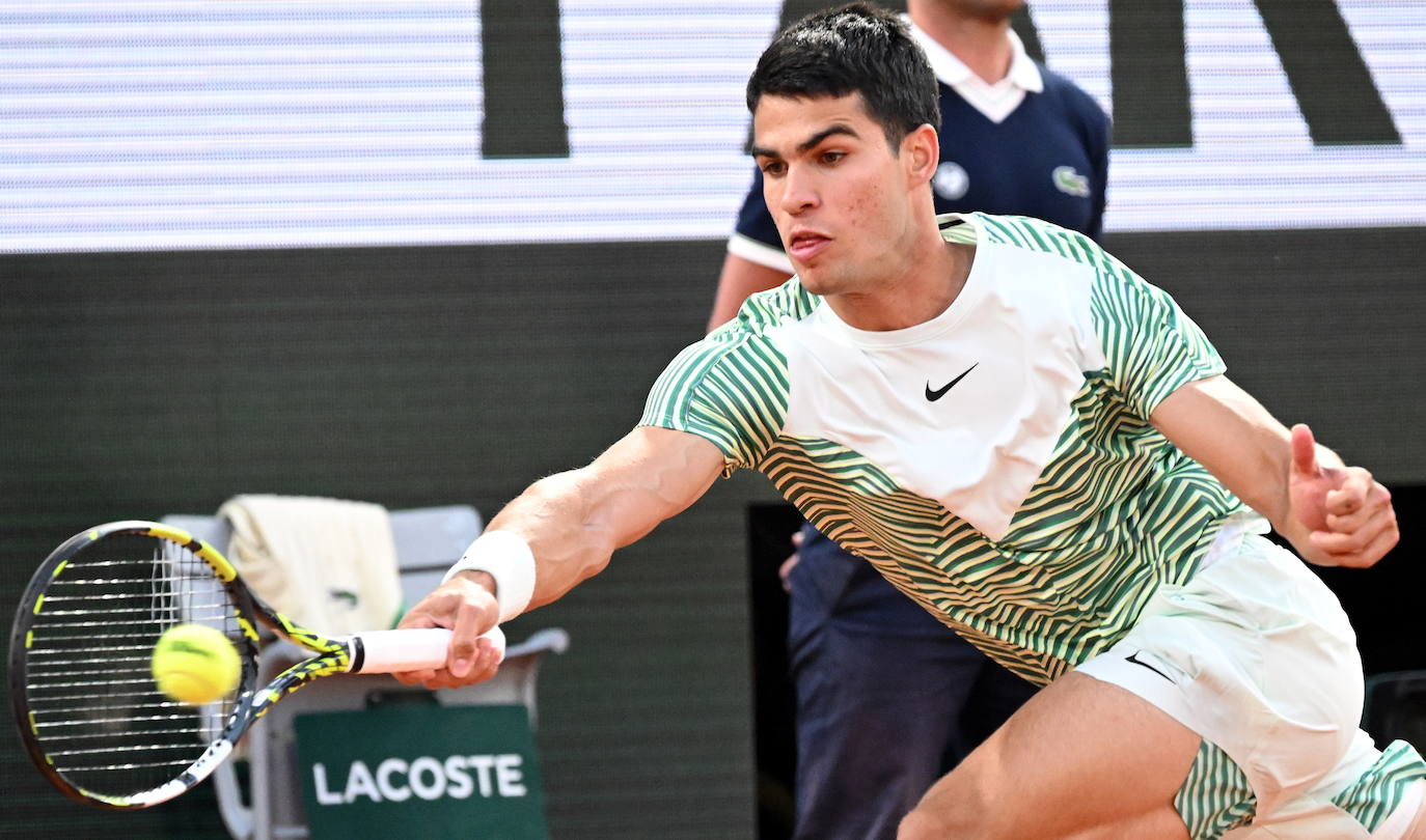 Alcaraz destroza a Tsitsipas en los cuartos de final de Roland Garros