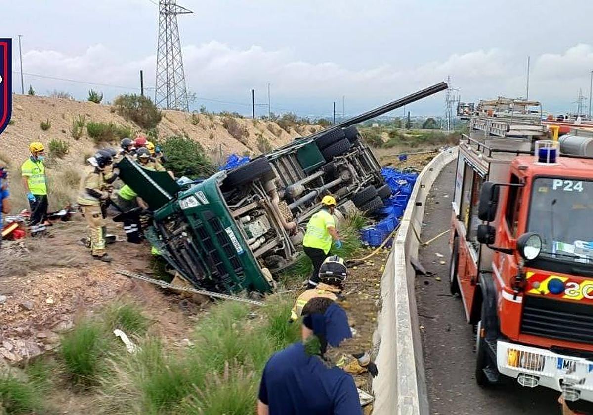 Efectivos de Bomberos trabajan en el rescate del camionero accidentado.