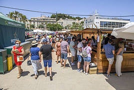 Numerosas personas prueban algunas de las degustaciones en Cartagena Puerto de Sabores 2022.