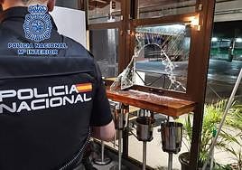 El cristal roto por el que accedió el arrestado al restaurante.