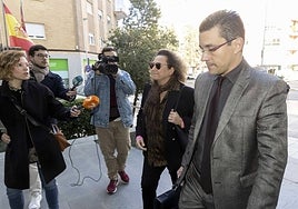 Yolanda Muñoz, camino del Palacio de Justicia de Cartagena, en marzo, junto a su abogado, Raúl Pardo-Geijo Ruiz.