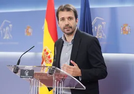 Javier Sánchez Serna, durante una rueda de prensa en el Congreso.