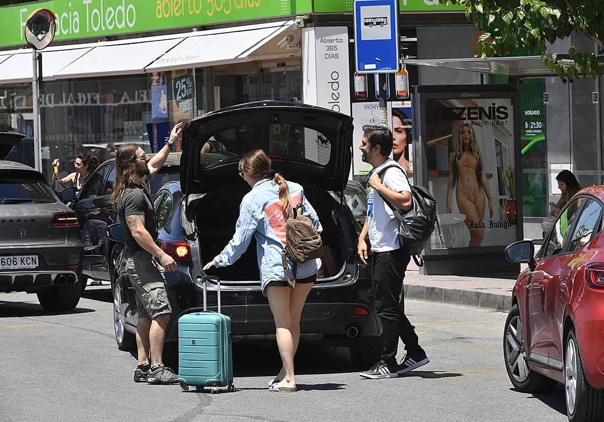 Subida y bajada de maletas en la rotonda de entrada a Ronda Norte, en Murcia, en una imagen de archivo.