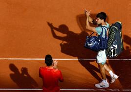 Carlos Alcaraz se despide de Roland Garros entre aplausos, también de Novak Djokovic, este viernes.