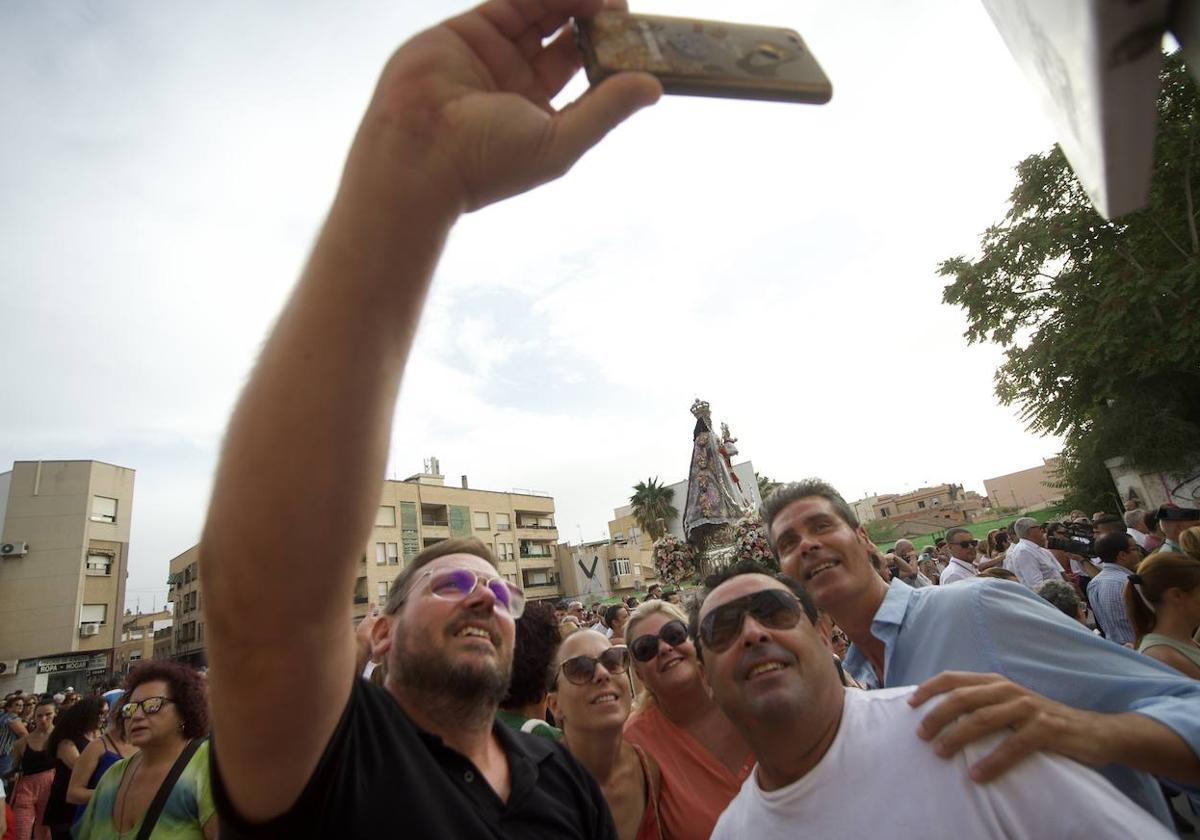 Un grupo de amigos se hace un selfie, en una imagen de archivo.