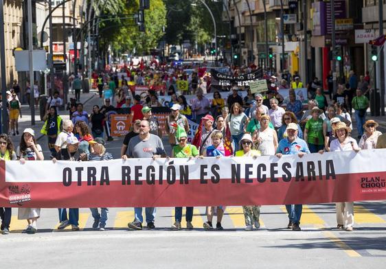 La cabeza de la manifestación recorre la Gran Vía de Murcia, tras confluir las cuatro columnas.