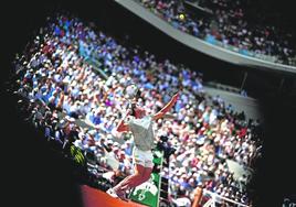 Carlos Alcaraz, sirviendo en una abarrotada Philippe Chatrier, en la semifinal del pasado viernes ante Novak Djokovic.