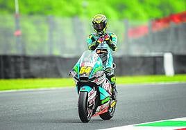 El murciano Fermín Aldeguer hace un gesto a su equipo al terminar los entrenamientos oficiales de ayer en Mugello.