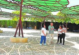 El director y tres profesoras, bajo los parasoles del patio central del colegio Los Pinos, de San Pedro del Pinatar.