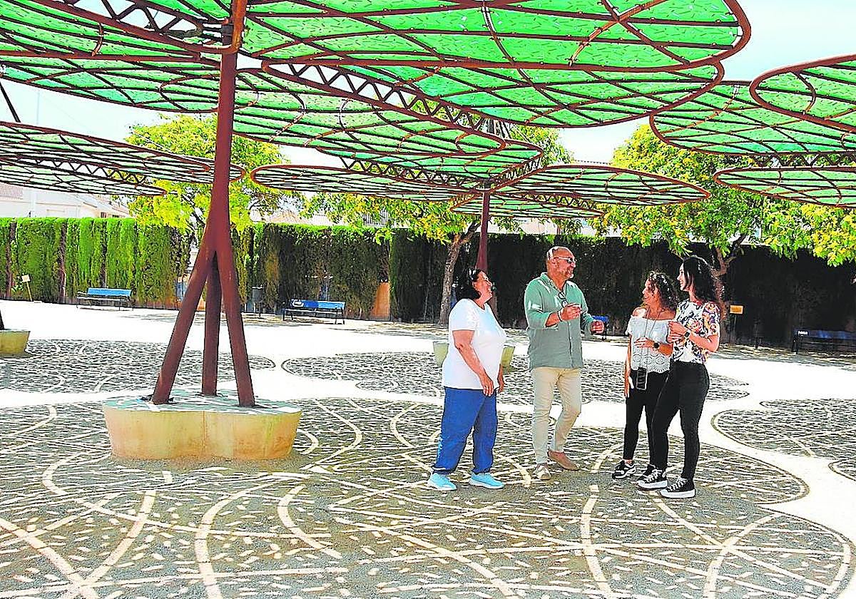 El director y tres profesoras, bajo los parasoles del patio central del colegio Los Pinos, de San Pedro del Pinatar.
