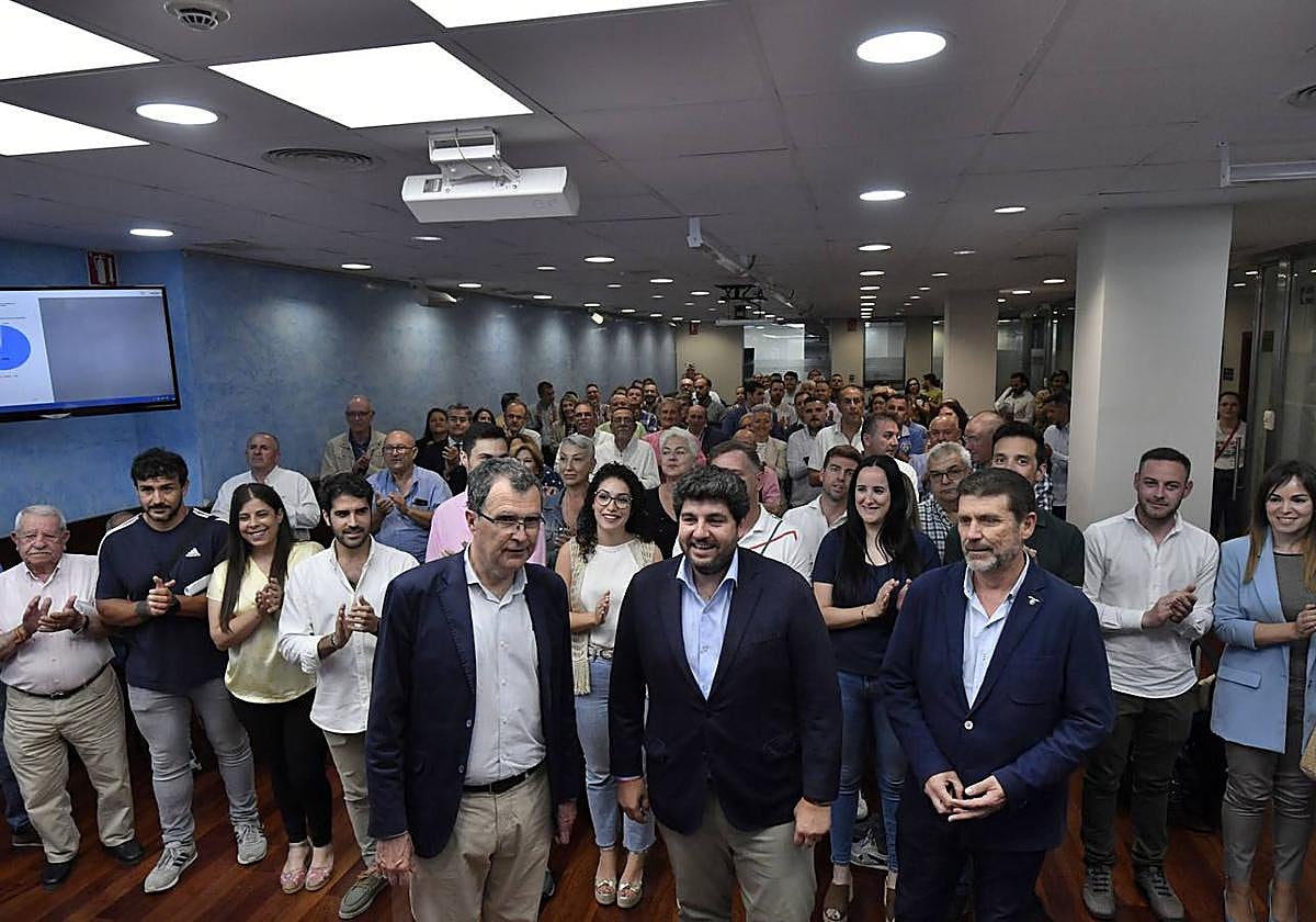 Ballesta y López Miras reunidos la pasada semana con los alcaldes y portavoces del PP en barrios y pedanías de Murcia en la sede del partido.