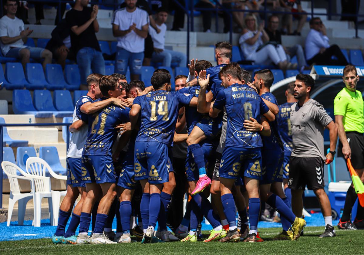 Imagen de archivo de los jugadores del UCAM en partido de fútbol entre el UCAM - Mar Menor.