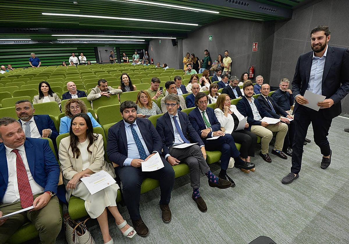 Los diputados regionales, este lunes, en la recogida de credenciales.