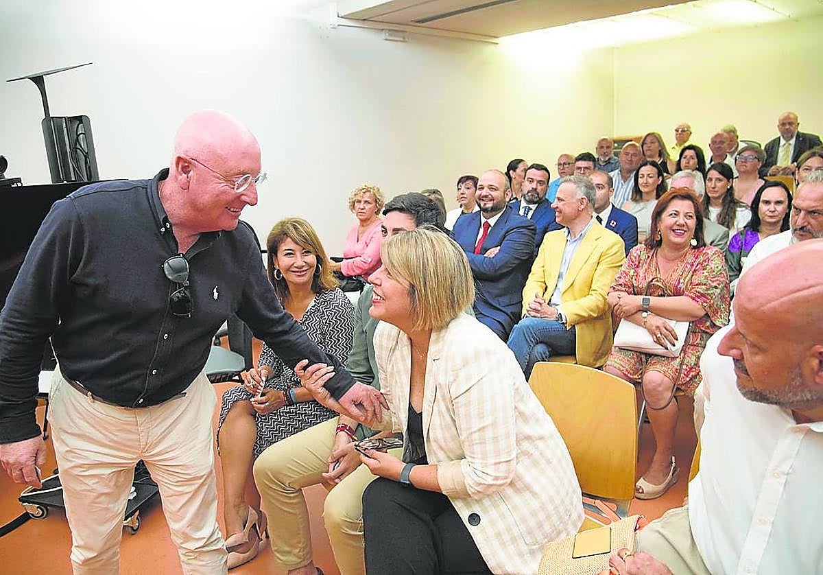 Salinas saluda a Noelia Arroyo en la recogida de credenciales; detrás, ediles electos de PSOE y MC.