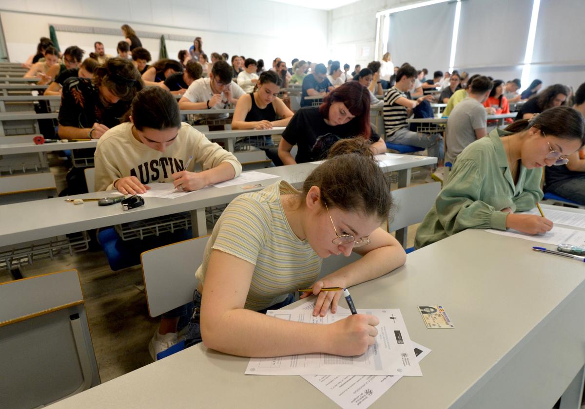 Un grupo de alumnos realiza uno de los exámenes de la Ebau en el Aulario Norte de Espinardo.