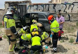 Sanitarios y bomberos asisten a los heridos en el choque ocurrido este lunes.