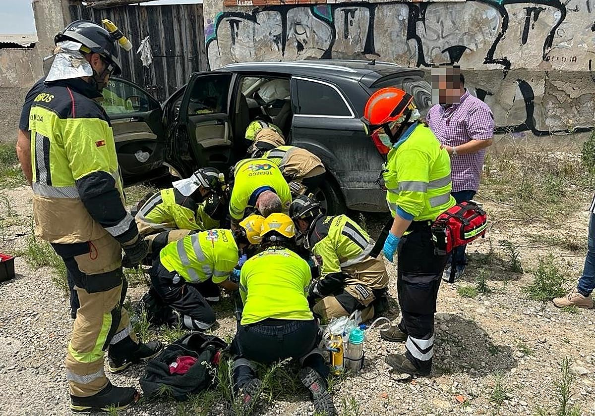 Sanitarios y bomberos asisten a los heridos en el choque ocurrido este lunes.