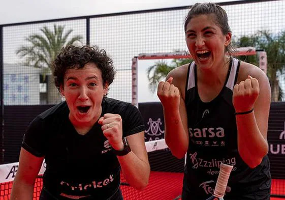 Araceli Martínez (izq) celebra junto a su compañera Marina Guinart la victoria conseguida en Mónaco.