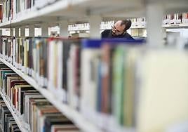 Un hombre busca libros en la Biblioteca Regional de Murcia en una imagen de archivo