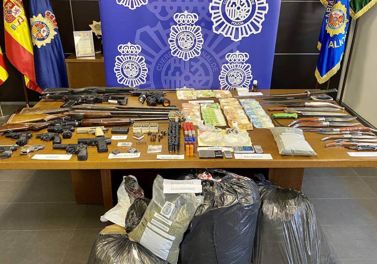 Armas, dinero, droga y otros efectos incautados por la Policía Nacional en la operación.