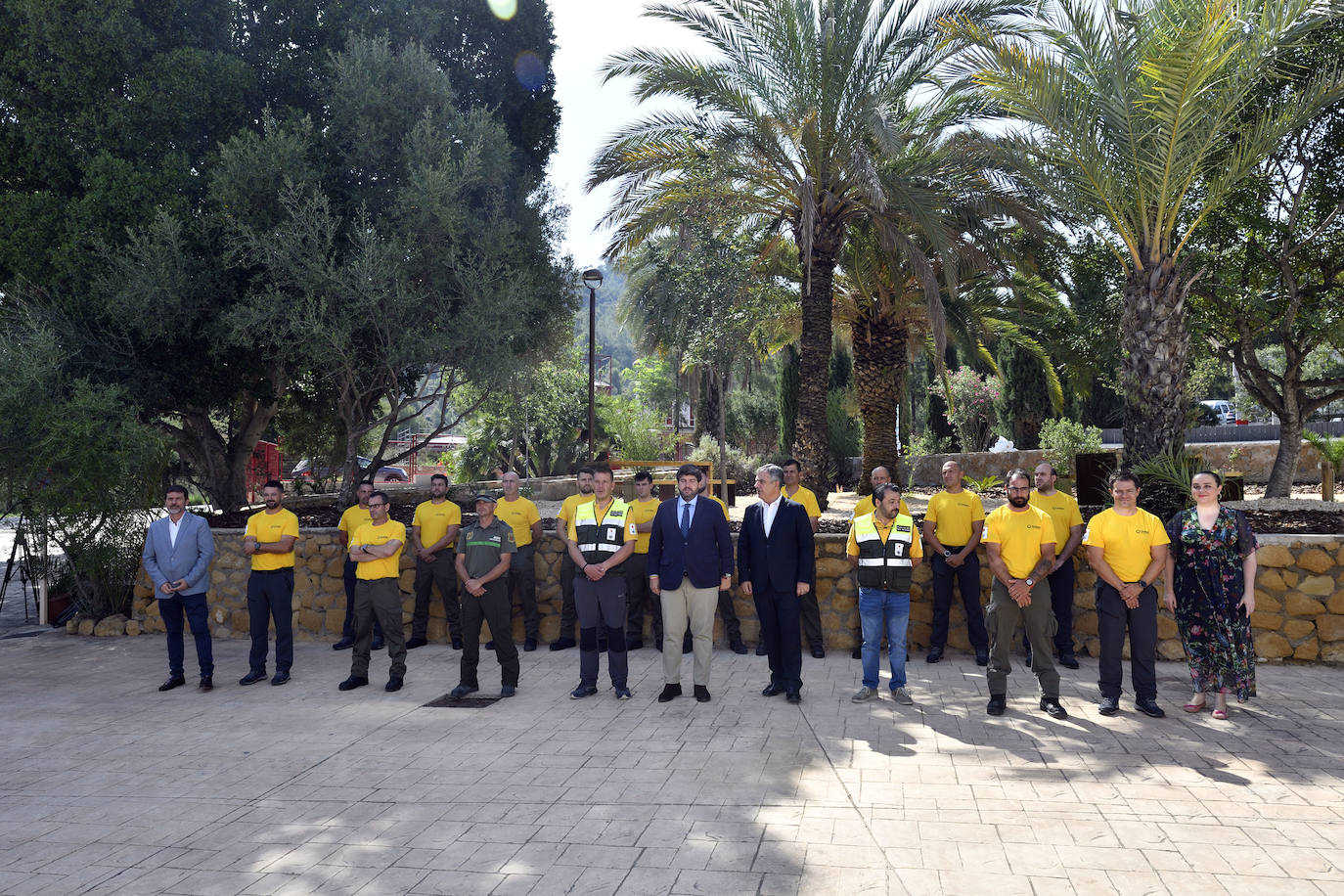 López Miras visita a los bomberos que viajarán a Canadá
