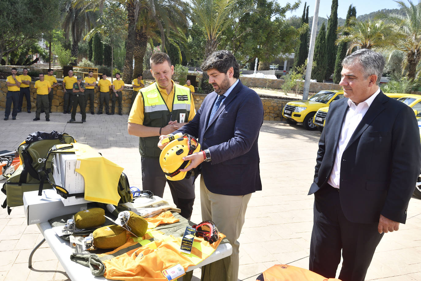 López Miras visita a los bomberos que viajarán a Canadá
