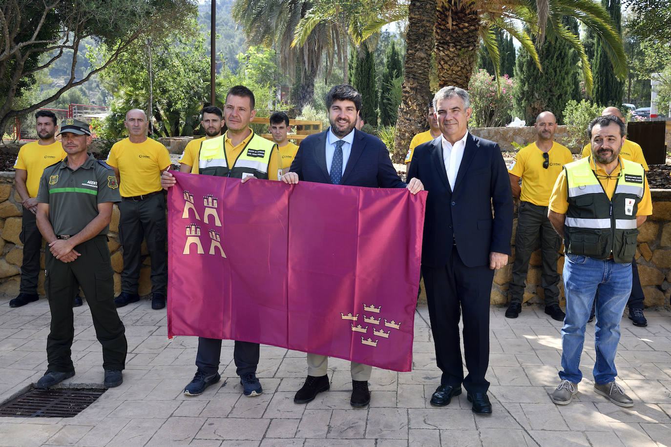 López Miras visita a los bomberos que viajarán a Canadá