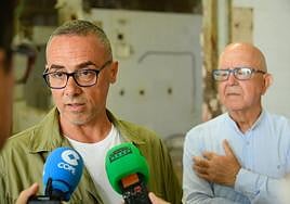 Tomás Sánchez atiende a los medios este martes en presencia de Manuel Padín, durante la visita a las obras del Mercado Gisbert.