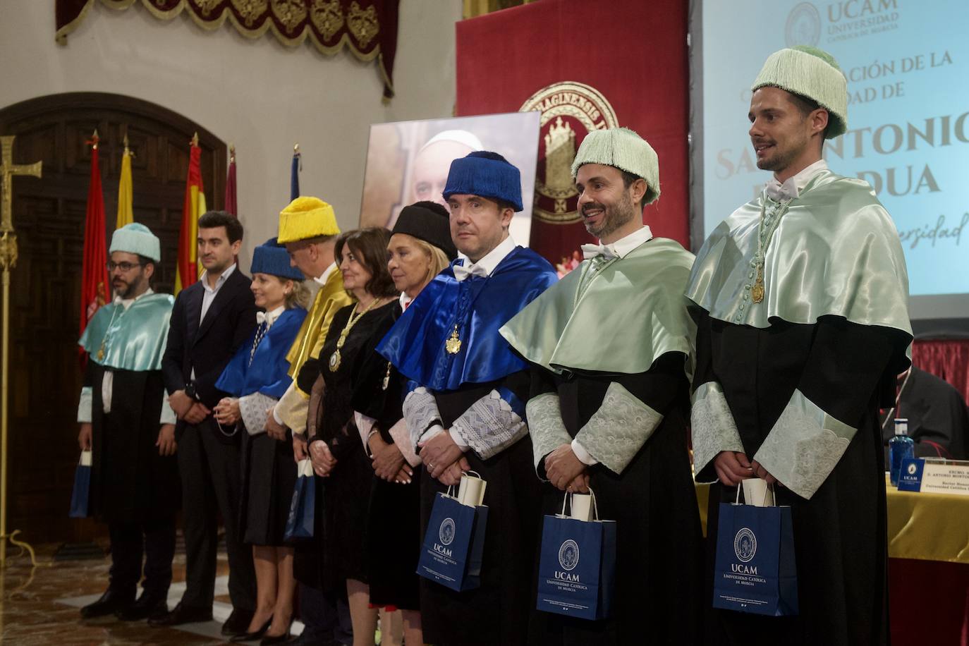 El acto de la UCAM por el día de San Antonio, en imágenes