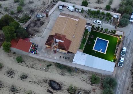 Imagen secundaria 1 - A la izquierda, vista aérea de uno de los inmuebles. A la derecha, la plantación interior.