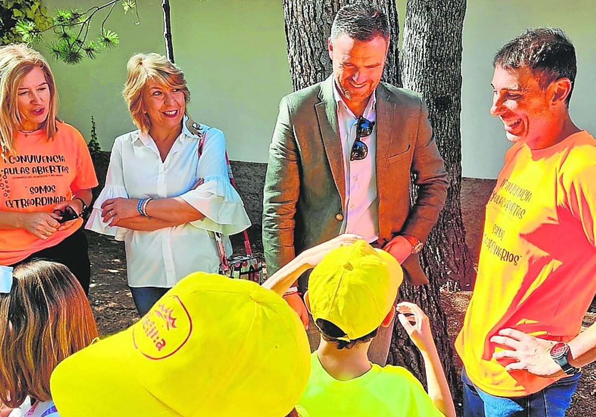 Participantes en el encuentro, ayer, en el colegio Basilio Sáez.